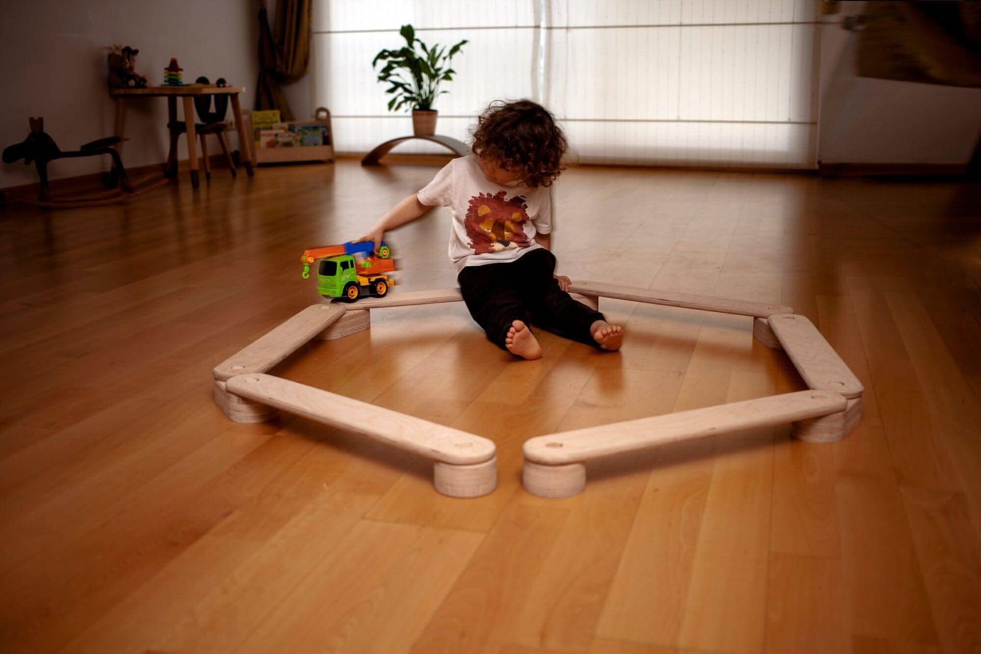 Versatile use of the Balance Beam as a bridge and balance board - Kidodido