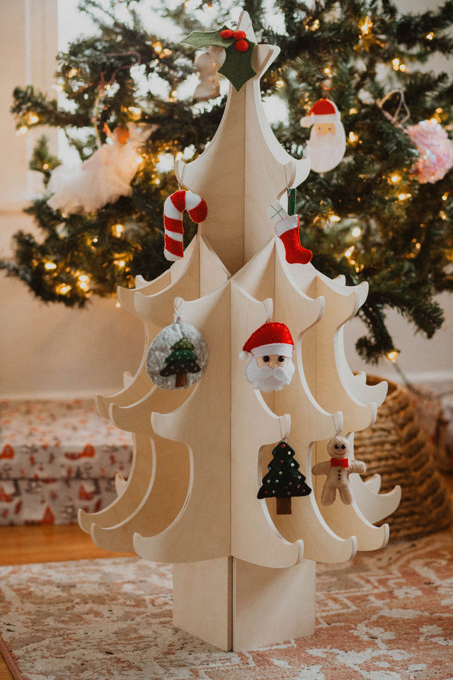 Montessori-Set aus Weihnachtsbaum aus Holz und Filzschmuck