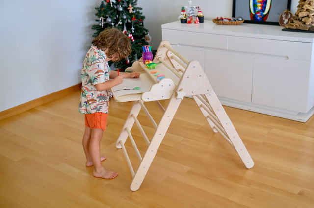 Faltbares Montessori-Kletterdreieck-Set mit tragbarem Tisch und Stuhl