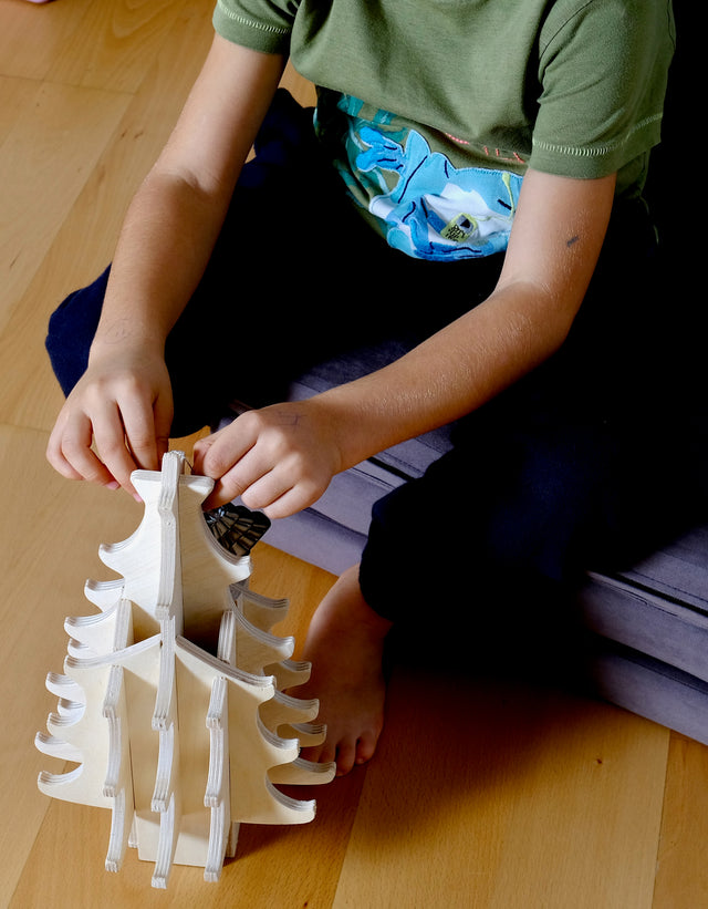 Montessori-Set aus Weihnachtsbaum aus Holz und Filzschmuck