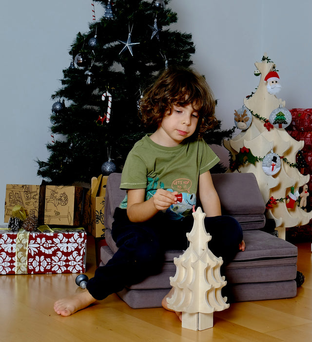 Montessori-Set aus Weihnachtsbaum aus Holz und Filzschmuck